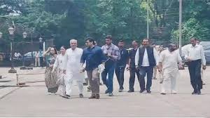 बेटे चैतन्य से मिलने पहुंचे भूपेश बघेल पूरे परिवार के साथ,बोले– राजनीतिक साजिश के तहत फंसाया गया