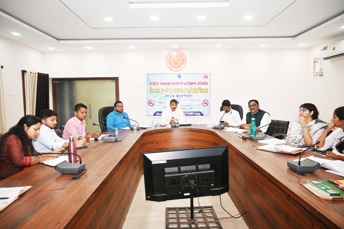 पीएम और जनमन आवासों का प्राथमिकता से निर्माण करवाएं पूरा - कलेक्टर गोपाल वर्मा