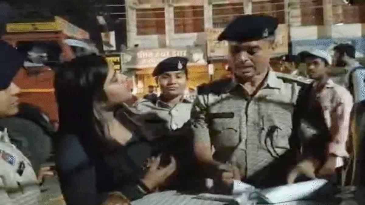 सड़क पर नशे का तमाशा, युवती पुलिस से भिड़ी—बोली “फांसी चढ़ा दोगे?”