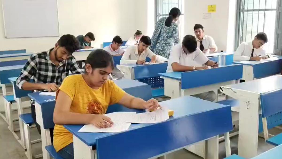 स्कूल खुले, लेकिन किताबें नहीं! नए सत्र के 15 दिन बाद भी हजारों छात्र बिना पाठ्यपुस्तकों के, शिक्षा विभाग पर उठे सवाल