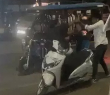साइड देने की बात को लेकर युवक ने महिला की चप्पलों से की दनादन पिटाई 