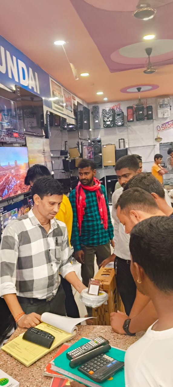 इलेक्ट्रॉनिक सामानों में छूट का लाभ उठाने उमड़ रही भीड़,राज मार्केटिंग में दिवाली पर ग्राहकों को विशेष ऑफर