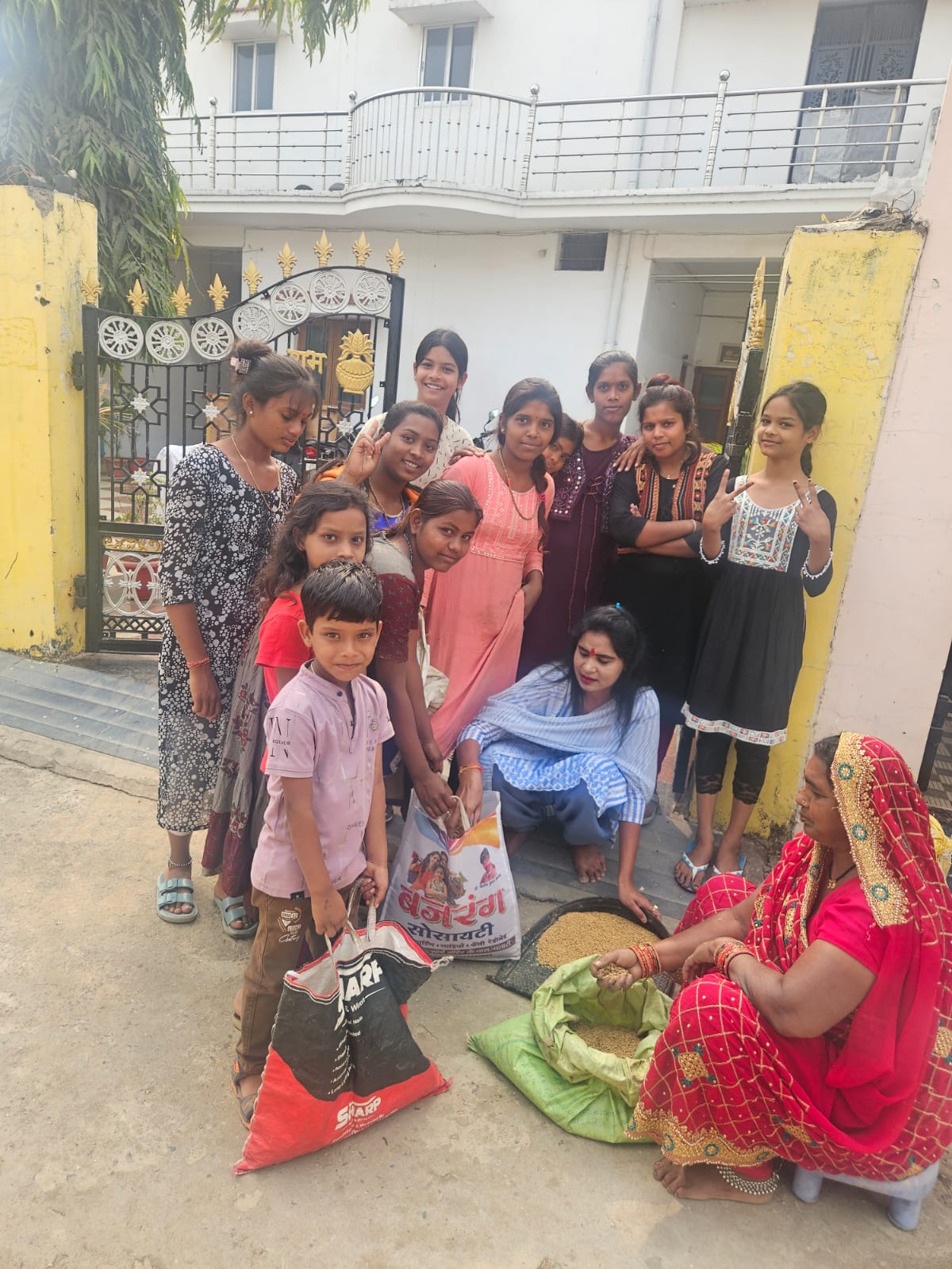 पूर्व संसदीय सचिव एवं कसडोल की पूर्व विधायक शकुंतला साहू ने अपने गृहग्राम में मनाया छेरछेरा पर्व