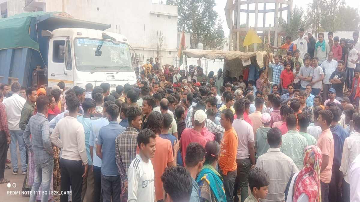 रेत से भरी हाईवा की ठोकर से एक की मौत, आक्रोशित लोगों ने किया चक्काजाम