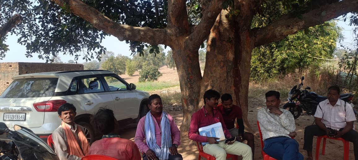 राशन वितरण नहीं होने की शिकायत के बाद जांच करने पहुंचे खाद्य निरीक्षक