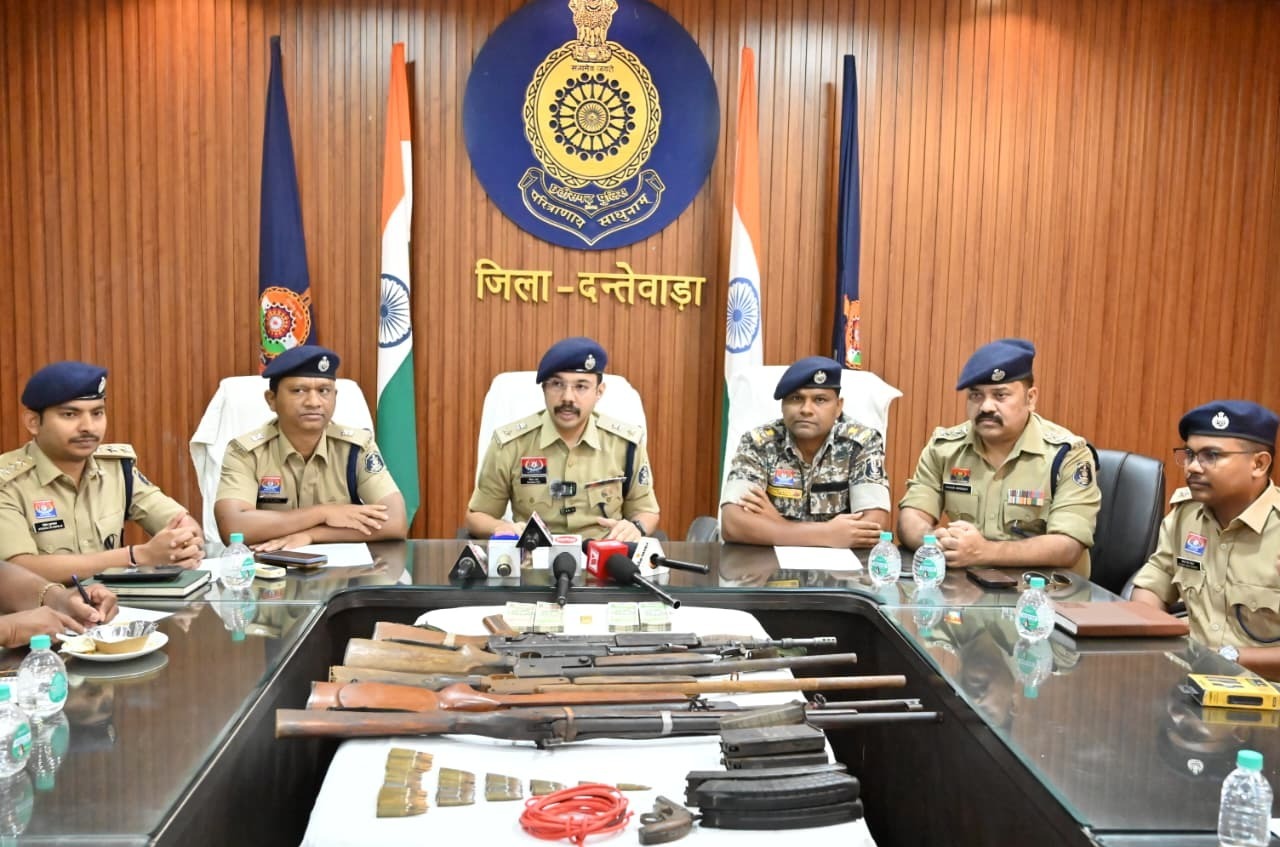 दंतेवाड़ा में नक्सलियों का सबसे बड़ा डंप बरामद! 16 लाख का सोना, हथियार और विस्फोटकों का जखीरा जब्त