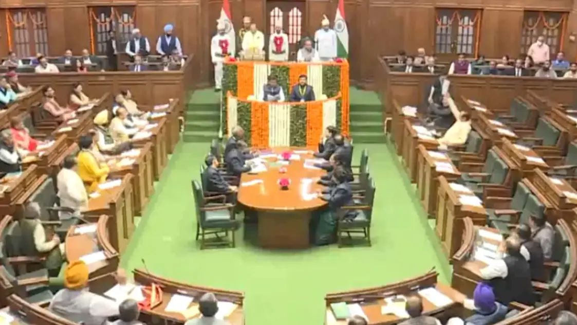 दिल्ली विधानसभा :एलजी के अभिभाषण के बीच AAP विधायकों का हंगामा,स्पीकर ने आतिशी सहित सभी को किया बाहर