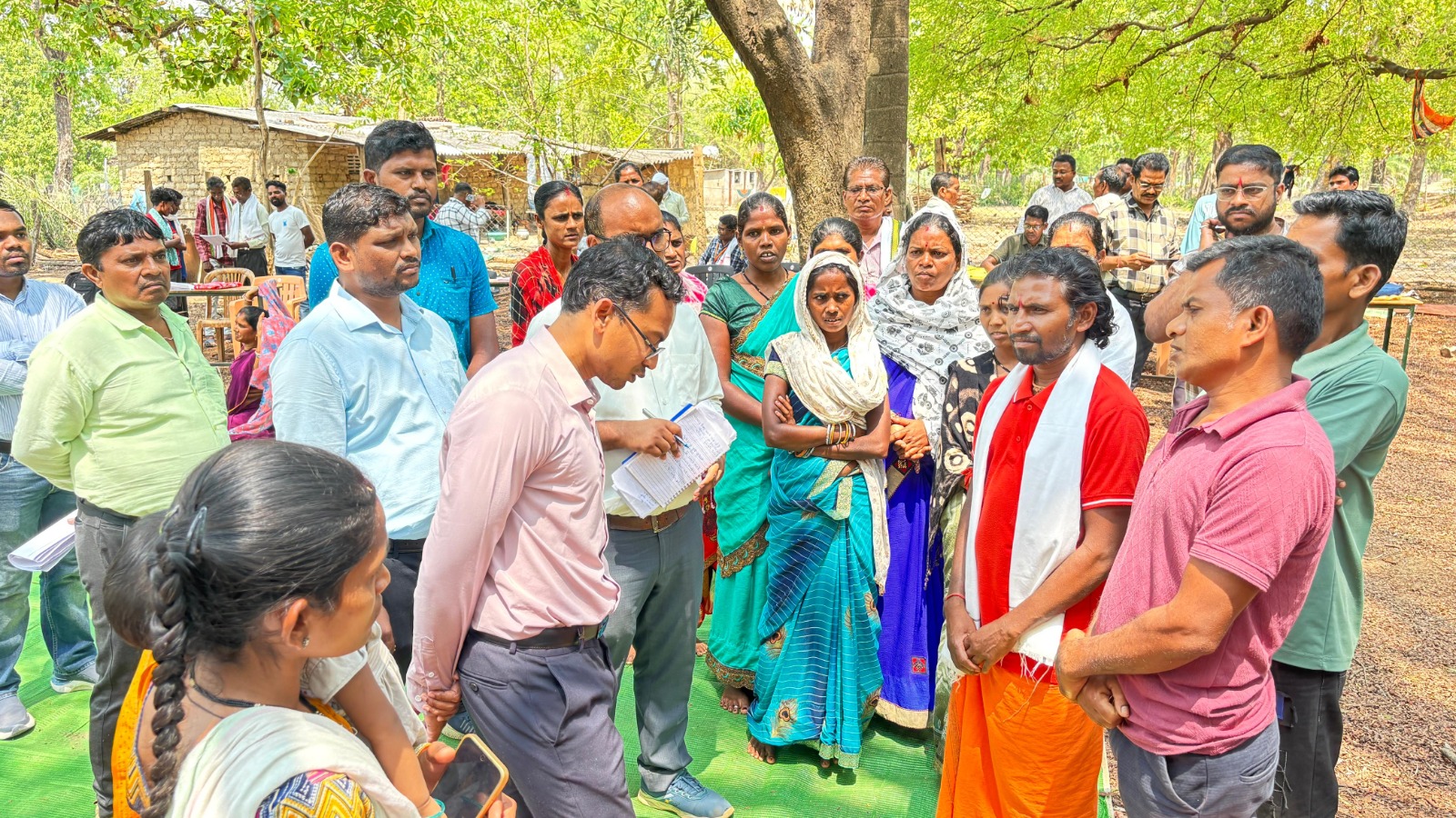 कलेक्टर दंतेवाड़ा देवेश कुमार ध्रुव ने फुलनार में बस्तर मुन्ने शिविर का लिया जायजा