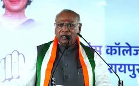  मोदी जी दो उधारी की टांगों पर चल रहे हैं, एक भी हट गई तो सरकार गिर जाएगी : मल्लिकार्जुन खड़गे