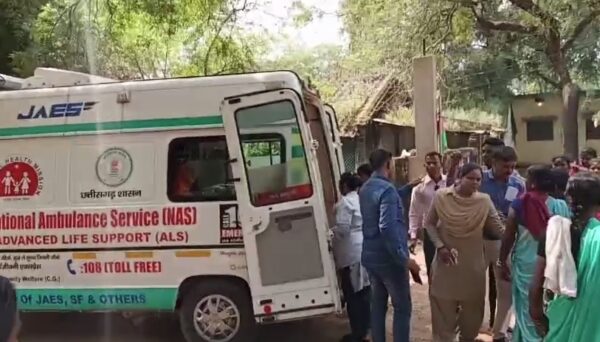 भूख हड़ताल में बैठे महिला-पुरुषों की हालत बिगड़ी, जिला प्रशासन ने पहुंचाया अस्पताल
