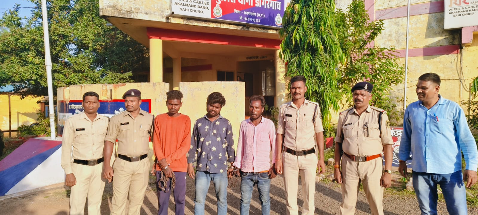 सरस्वती शिशु मंदिर डोंगरगांव के पास  घेराबंदी कर 3 आरोपियों को अवैध शराब पर‍िवहन करते पकड़ा 
