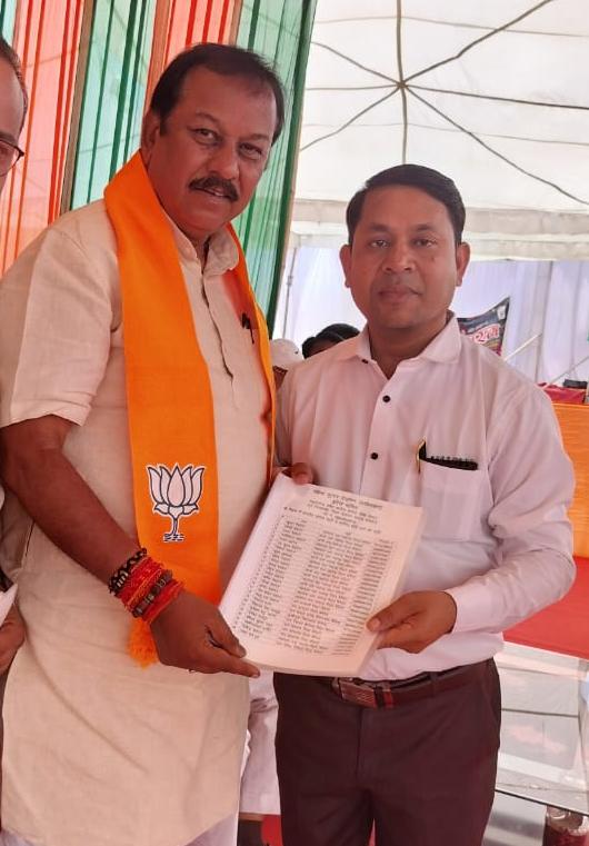 महेन्द्र देवांगन (अधिवक्ता) ने अपने समर्थकों के साथ  मुख्यमंत्री विष्णु देव साय के समक्ष भाजपा में हुये शामिल