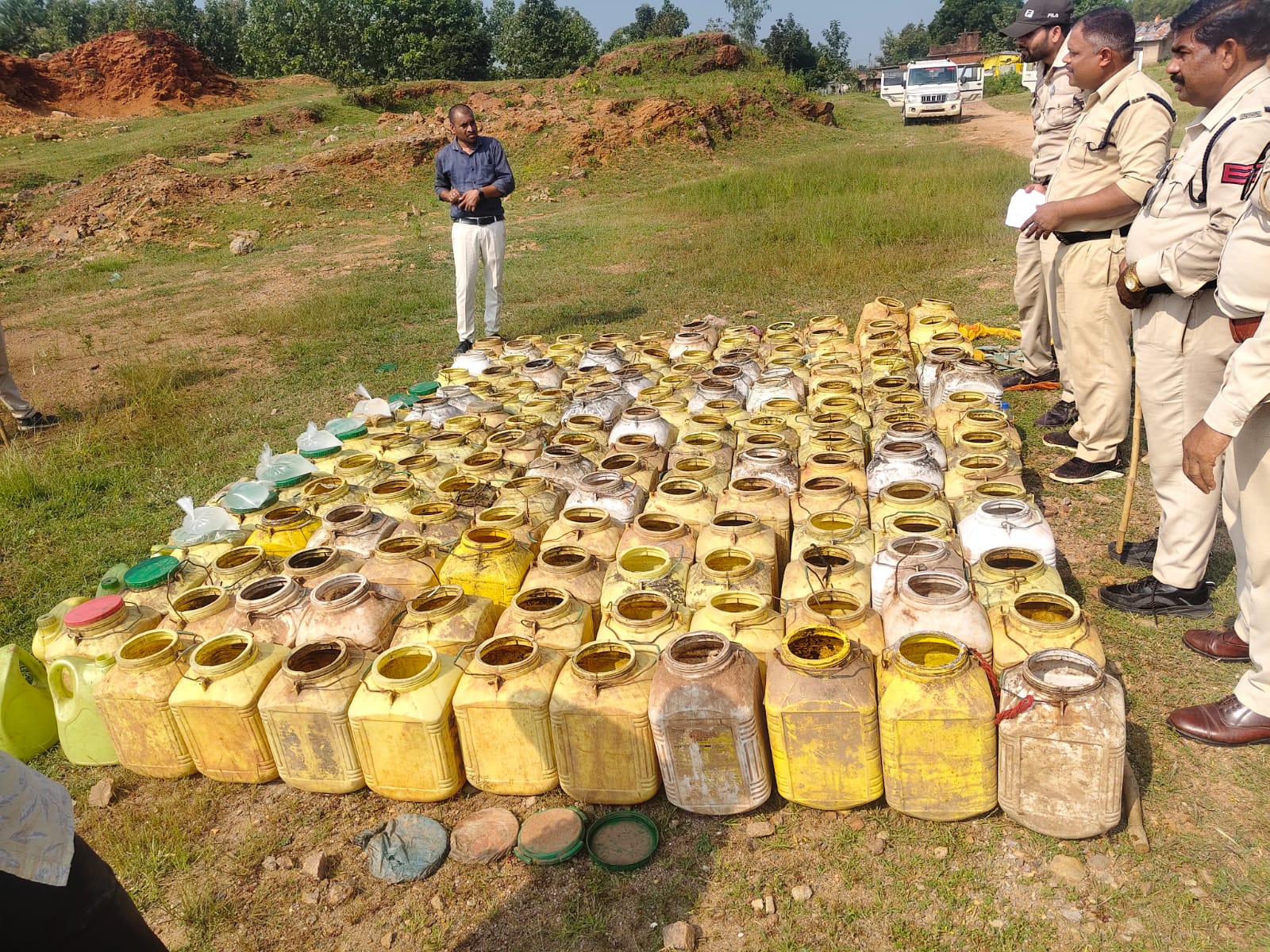 आबकारी विभाग की कार्रवाई  : 07 लीटर कच्ची महुआ शराब और 2250 किग्रा महुआ लाहन जब्त