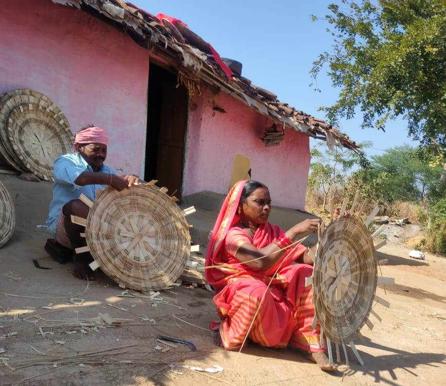 महतारी वंदन योजना ने श्यामा बाई की बदली किस्मत:बांसशिल्प कला को निखारने में मिल रही मदद, आजीविका का भी हो रहा विस्तार
