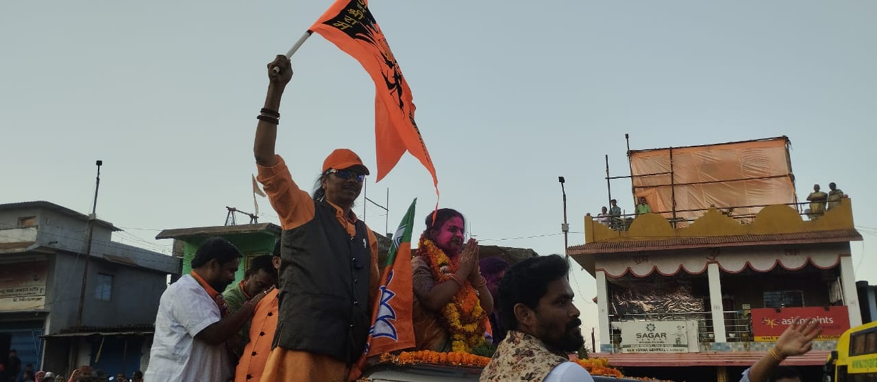 बीजेपी की प्रचण्ड विजय के पश्चात किरन्दुल में विजय रैली निकालकर जनता का आभार व्यक्त किया गया