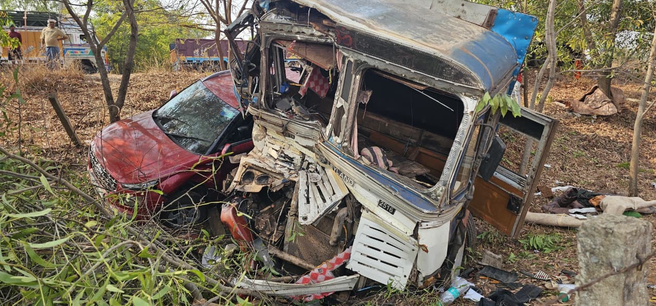 तेज रफ्तार का कहर:टिप्पर और ट्रक में आमने-सामने की भिड़ंत, 1 की मौत, 6 घायल