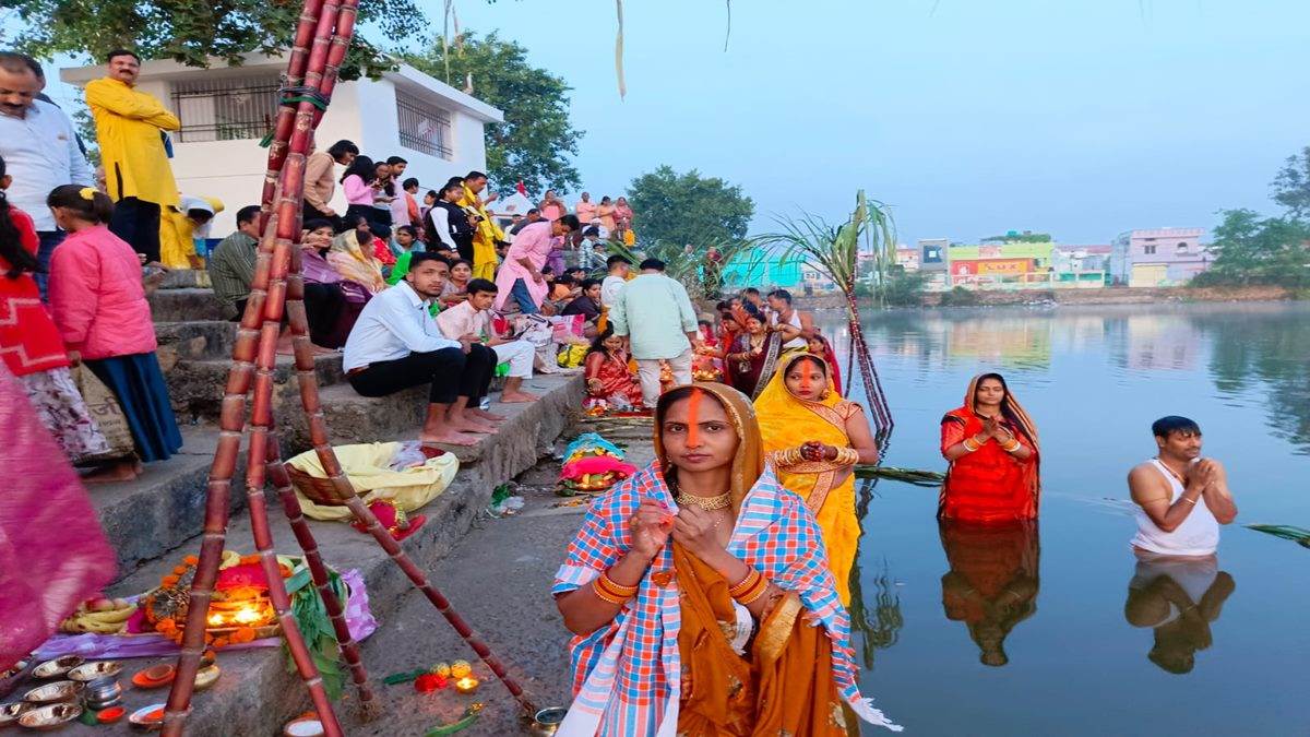 उगते सूर्य को अर्घ्य के साथ संपन्न हुआ छठ का महापर्व, राजधानी समेत अन्य शहरों के घाटों पर उमड़ी श्रद्धालुओं की भीड़