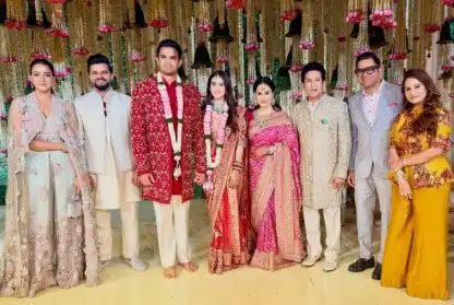 जब बेटे अर्जुन तेंदुलकर ने सानिया चंडोक को पहनाई माला, भावुक हुए सचिन