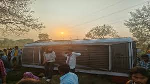 तेज रफ्तार बस और कार में जोरदार भिड़ंत,25 से अधिक लोग घायल