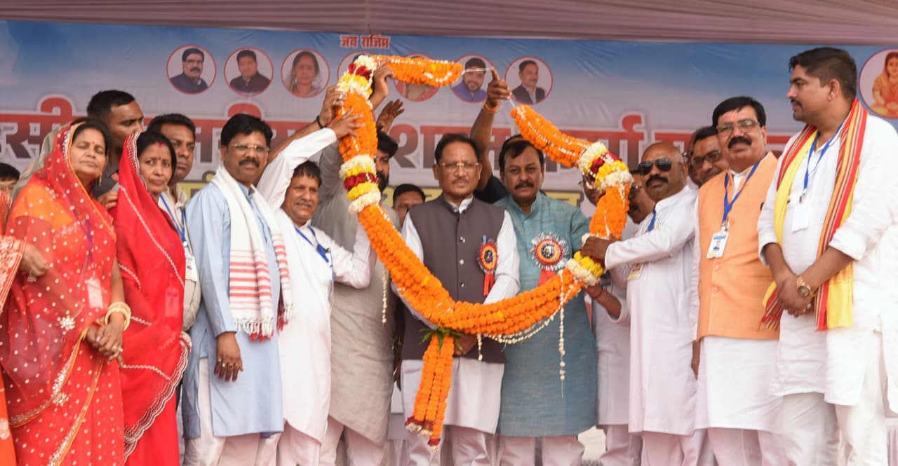 दुर्ग में कर्मा महोत्सव: मुख्यमंत्री साय ने 13 जोड़ों को दिया आशीर्वाद, विकास योजनाओं की सौगात