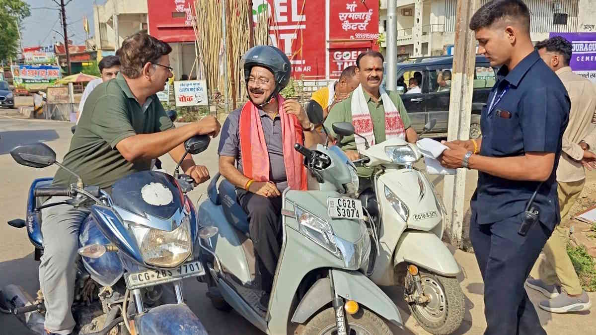 छत्तीसगढ़ के डिप्टी CM का अनोखा अंदाज, स्कूटी से गलियों में घूमकर लिया विकास कार्यों का जायजा