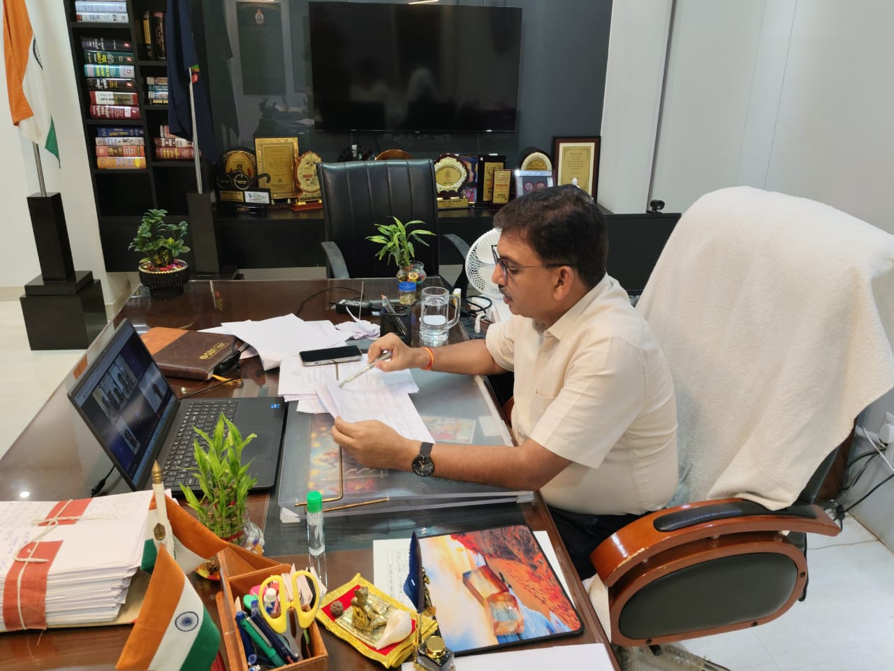 अवैध अप्रवासियों की तलाश हेतु मकान में किराये से रहने वाले किरायेदारों एवं मुसाफिरों के आधार कार्ड की सख्त जांच करने दिए गए निर्देश