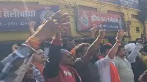 मैग्नेटो मॉल में तोड़फोड़ के बाद तनाव, बजरंग दल कार्यकर्ताओं का चक्काजाम