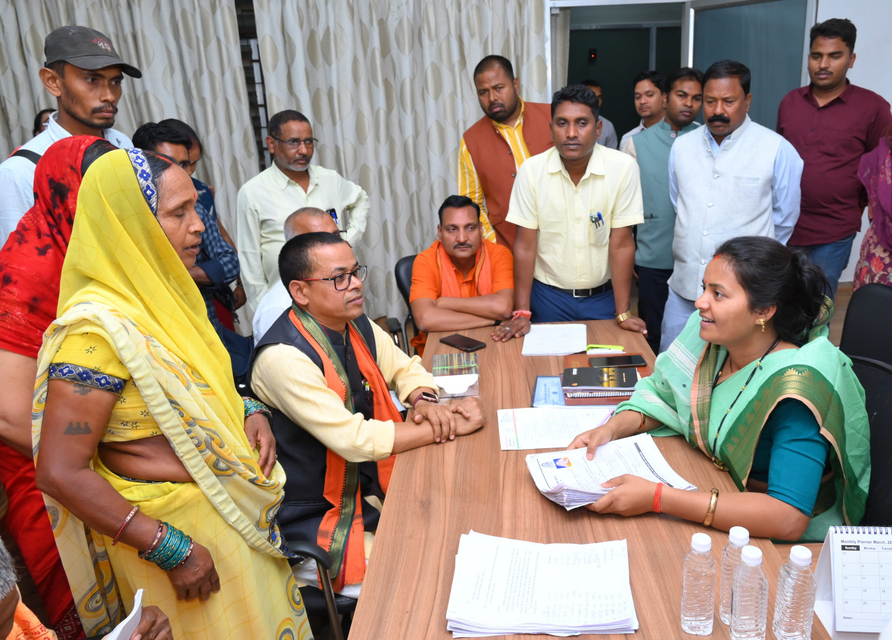  मंत्री राजवाड़े ने देर रात तक सुनी महिलाओं की समस्याएं