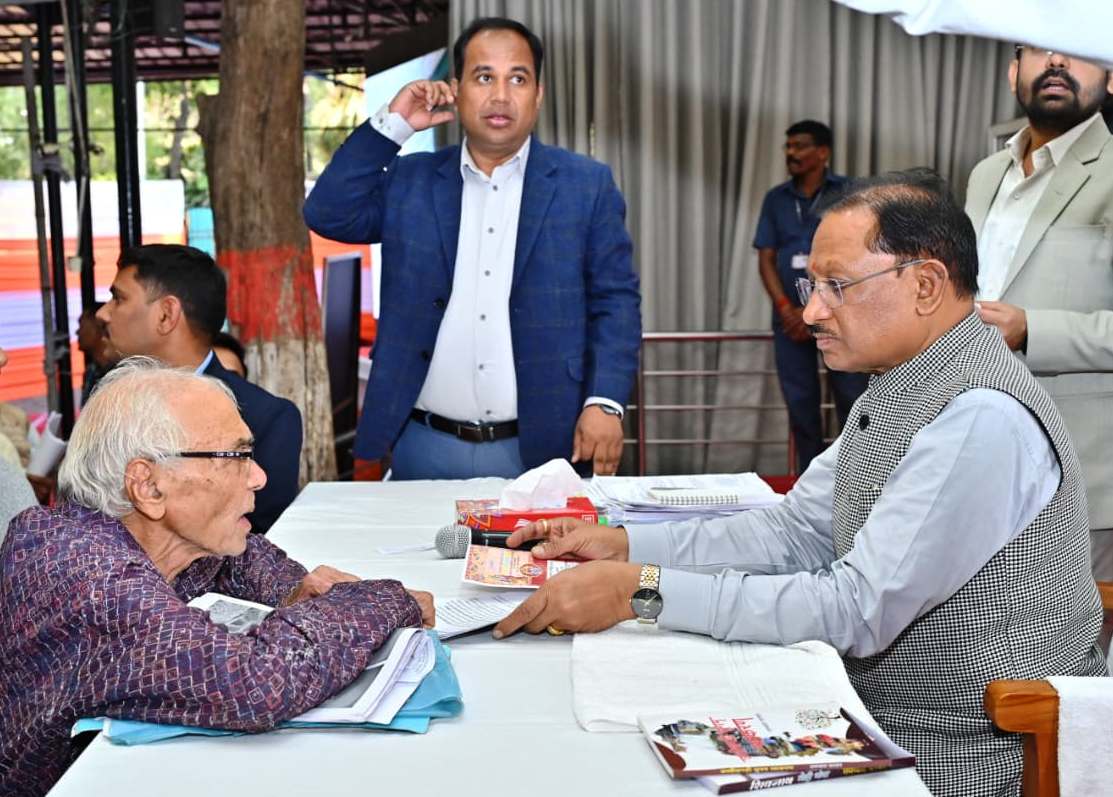 सुशासन के केंद्र में संवेदनशीलता, जनदर्शन में तत्काल सुलझी समस्याएं, कुल 1950 आवेदन प्राप्त