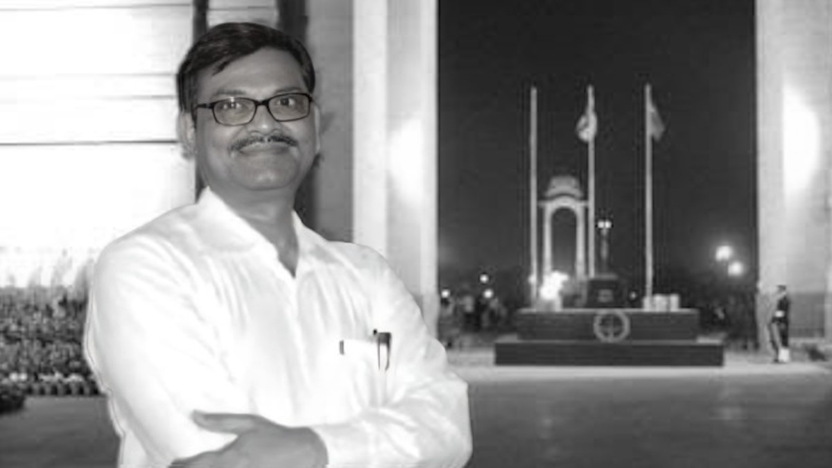 जश्न के बीच छाया मातम! गाना गाते-गाते अचानक बिगड़ी प्रोफेसर की तबीयत, बाथरूम में गिरे और फिर…