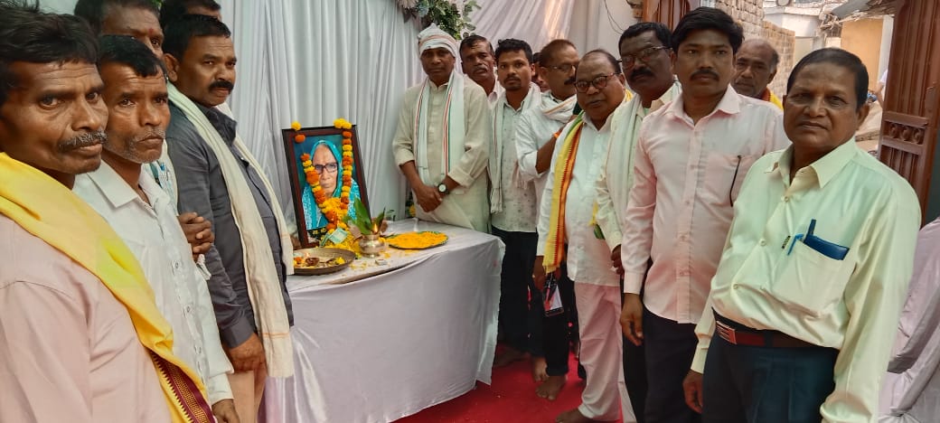 विधायक जनक ध्रुव के स्व माता जी के दशगात्र कार्यक्रम में बड़ी संख्या में लोग हुए शामिल