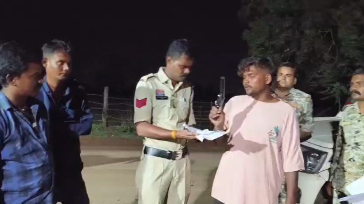  साप्ताहिक बाजार में कट्टा लहराकर दहशत फैलाने वाला युवक गिरफ्तार, अवैध हथियार सप्लायर भी पुलिस के हत्थे चढ़ा