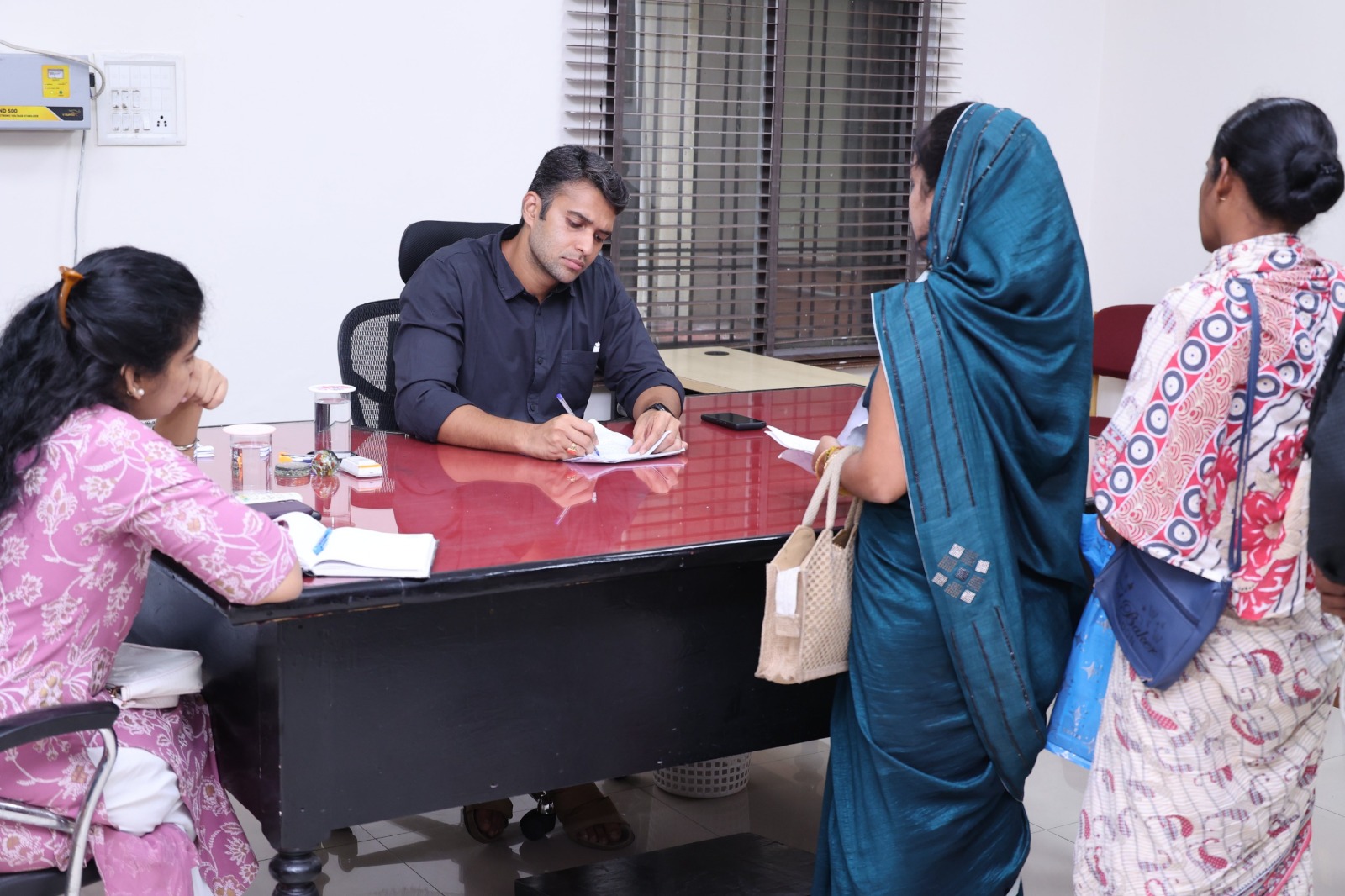 कलेक्टर मयंक चतुर्वेदी ने जनदर्शन में सुनी लोगों की समस्याएं