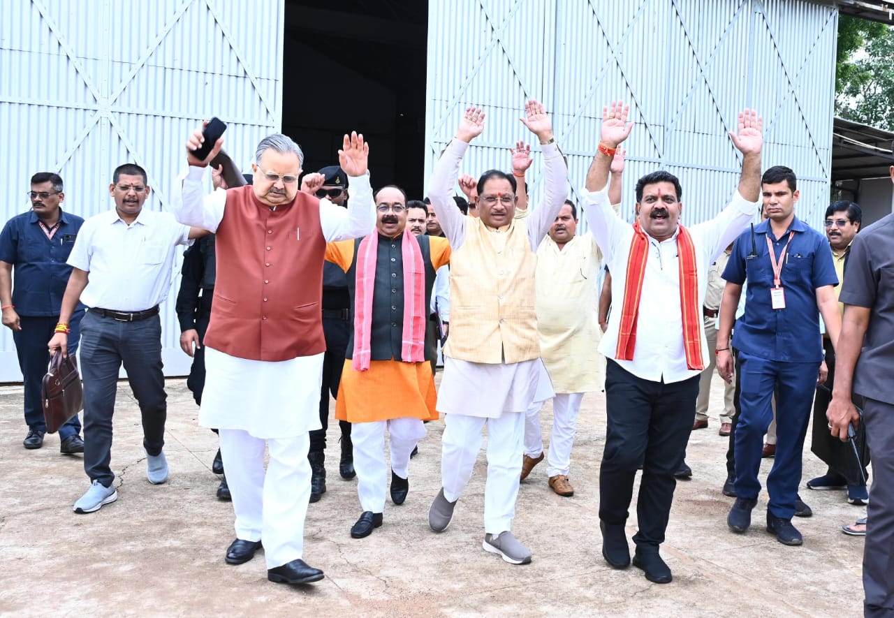 मुख्यमंत्री विष्णुदेव साय पुलिस ग्राउंड हेलीपेड से कवर्धा जिले के लिए रवाना