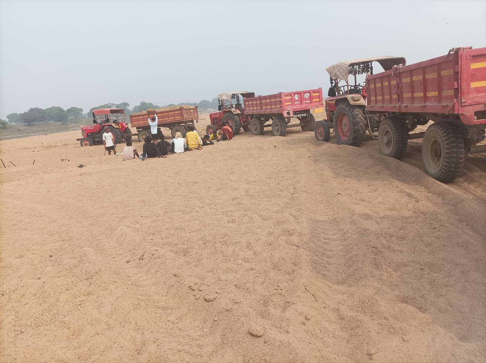 तिल्दा में रेत तस्कर अब गॉव के भोलेभाले नाबालिग बच्चों से रेत लोडिंग करवाने में मस्त हैं, जबकि नाबालिग बच्चों से काम लेना अवैधानिक