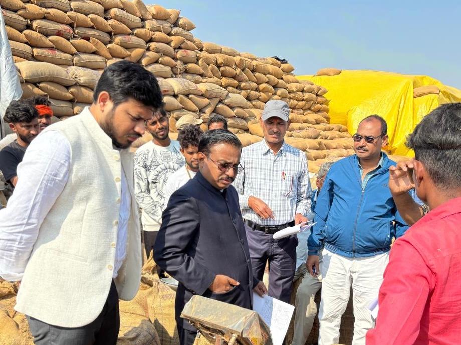 कमिश्नर ने किया धान खरीदी केन्द्रों का आकस्मिक निरीक्षण,किसानों से मिलकर व्यवस्थाओं का लिया जायजा