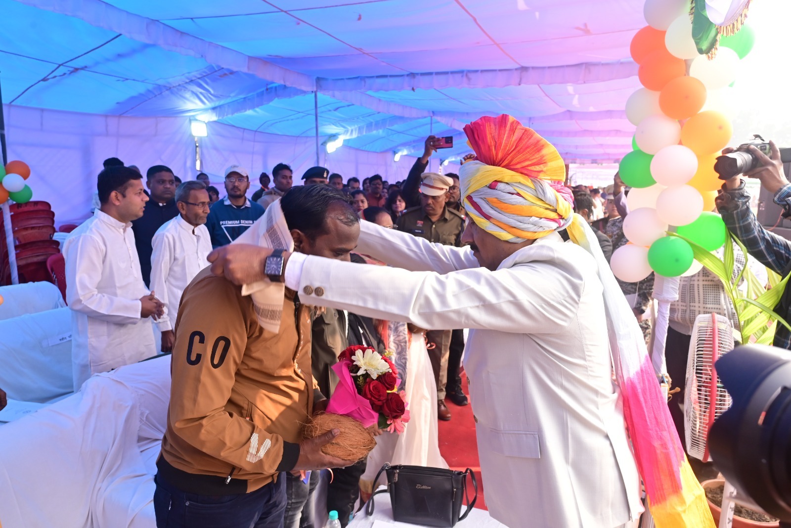 सांसद देवेन्द्र प्रताप सिंह ने शाल-श्रीफल भेंट कर दिया सम्मान
