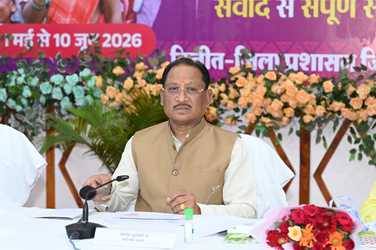 खाद वितरण में लापरवाही पर हुई बड़ी कार्रवाई, मुख्यमंत्री विष्णुदेव साय ने सहायक पंजीयक सहकारिता को सस्पेंड किया