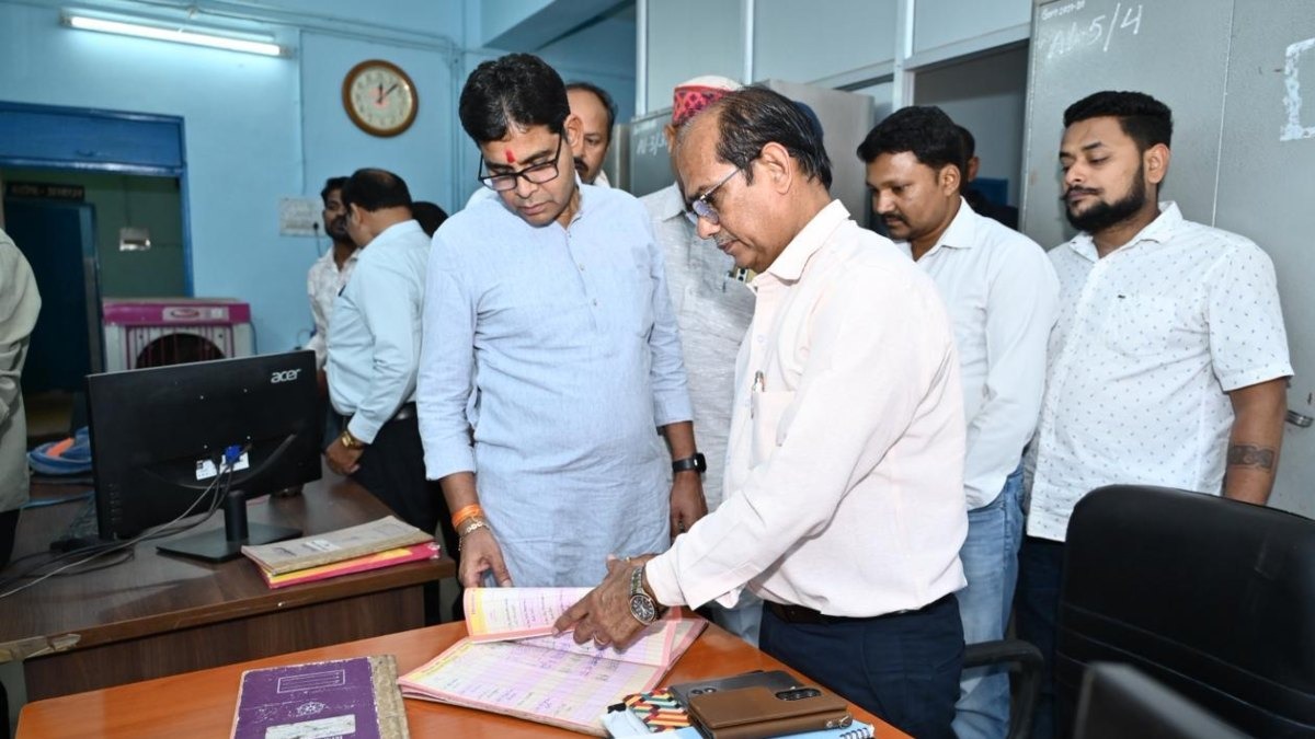 मोपका निपनिया महाविद्यालय के औचक निरीक्षण में मिली बड़ी लापरवाही, उच्च शिक्षा मंत्री टंक राम वर्मा ने दिए सख्त निर्देश