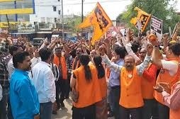 खामनेई की मौत पर जश्न विवादित, FIR के विरोध में कार्यकर्ताओं का प्रदर्शन