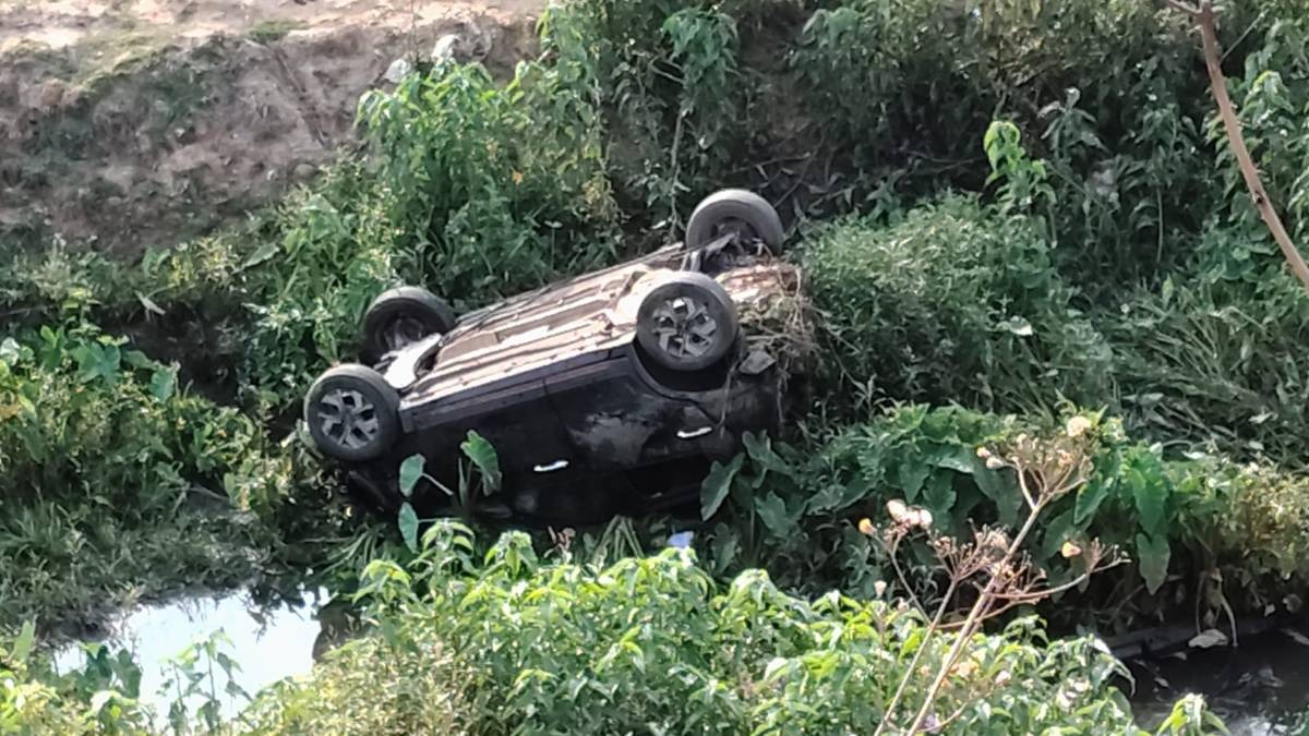  NH-130 पर भीषण सड़क हादसा, तेज रफ्तार कार खाई में गिरी; युवक गंभीर घायल
