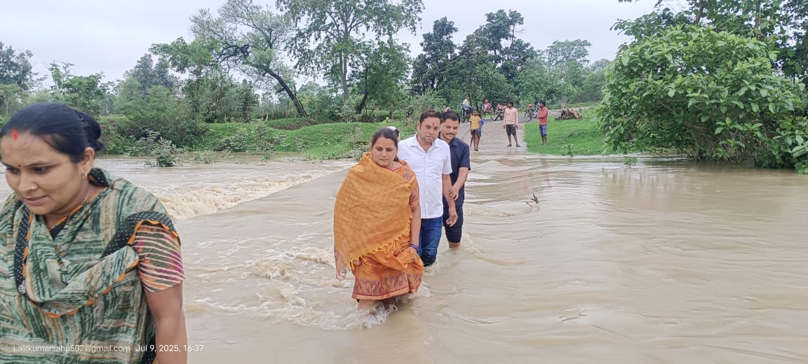 पूर्व विधायक छन्नी साहू पुल पार कर पैदल पहुंची ग्रामीणों से मिलने दतरेंगाटोला