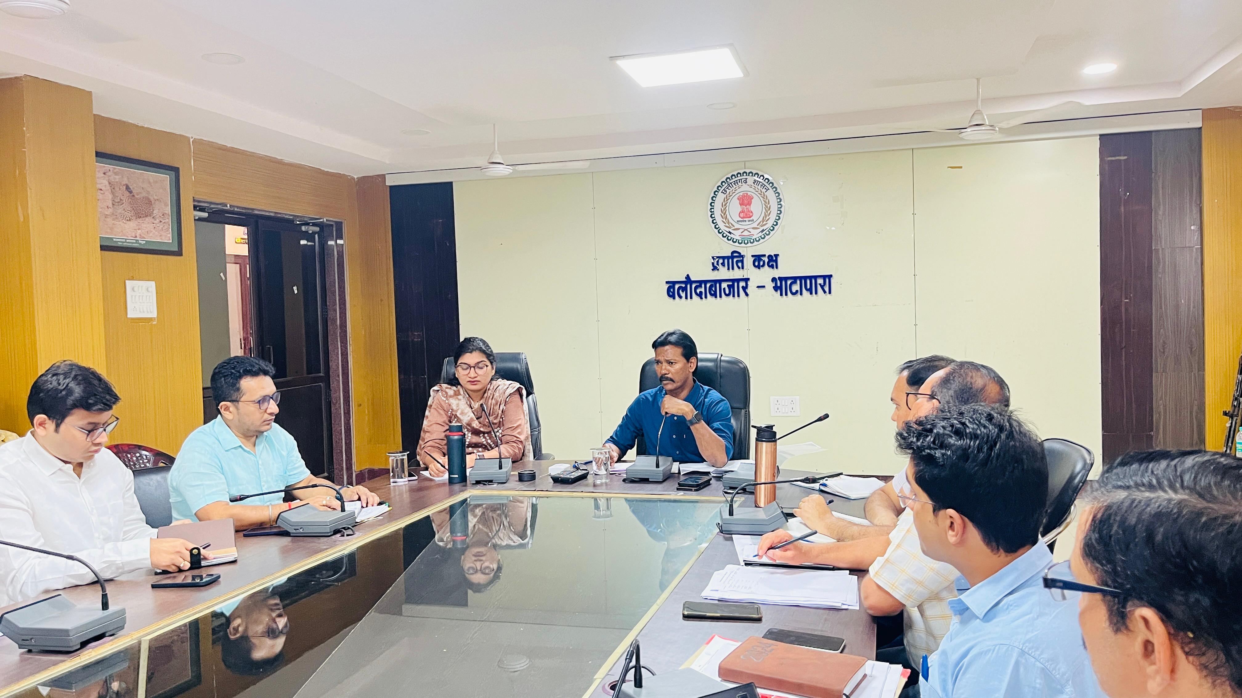 कलेक्टर के एल चौहान ने वन-टू-वन अधिकारियों से हुए रूबरू 