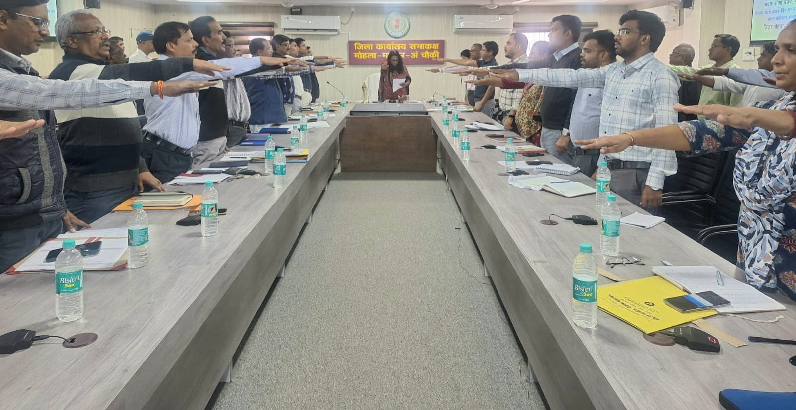 कलेक्टर और अधिकारी-कर्मचारियों ने संविधान की प्रस्तावना का किया पठन