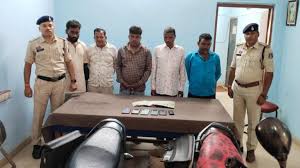 जुआरियों पर पुलिस का कड़ा एक्शन,छापा मारकर हिस्ट्रीशीटर समेत 5 जुआरियों को किया गिरफ्तार