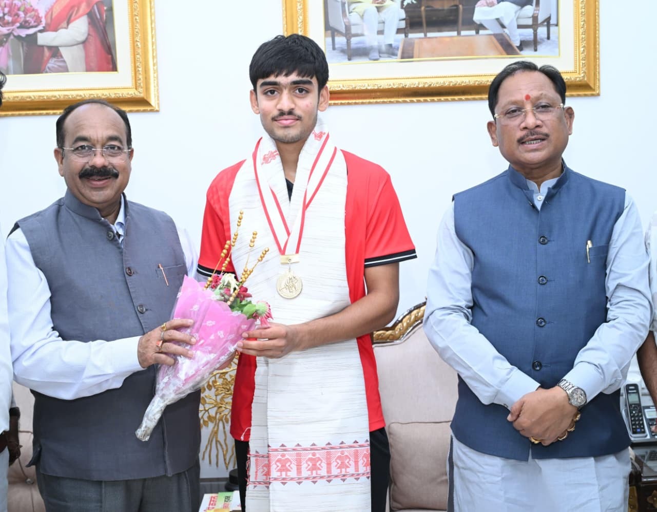 एशिया कप विजेता हॉकी खिलाड़ी अवि मानिकपुरी से मिले CM विष्णुदेव साय, कहा- छत्तीसगढ़ की प्रतिभाएं विश्व मंच पर बना रहीं पहचान