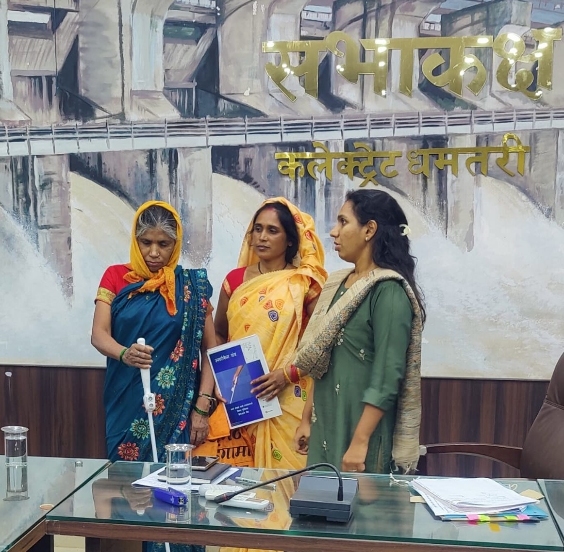 कलेक्टर की त्वरित कार्यवाही से दिव्यांग हेमबाई साहू को मिली स्मार्ट श्वेत छड़ी
