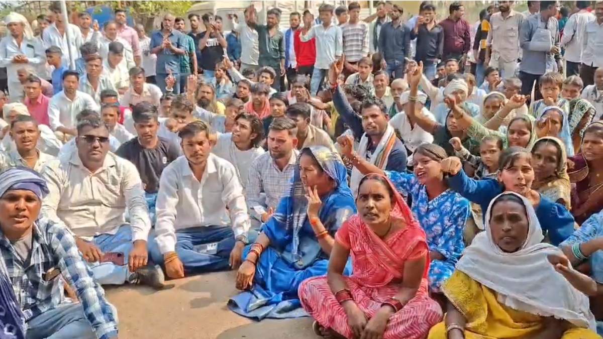 FIR के एक माह बाद भी आरोपियों की गिरफ्तारी नहीं, भीम आर्मी और सतनामी समाज ने किया थाने का घेराव