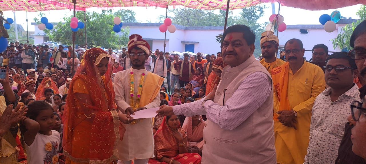 खाद्य मंत्री बघेल ने नवविवाहित जोड़ों को दिया आशीर्वाद