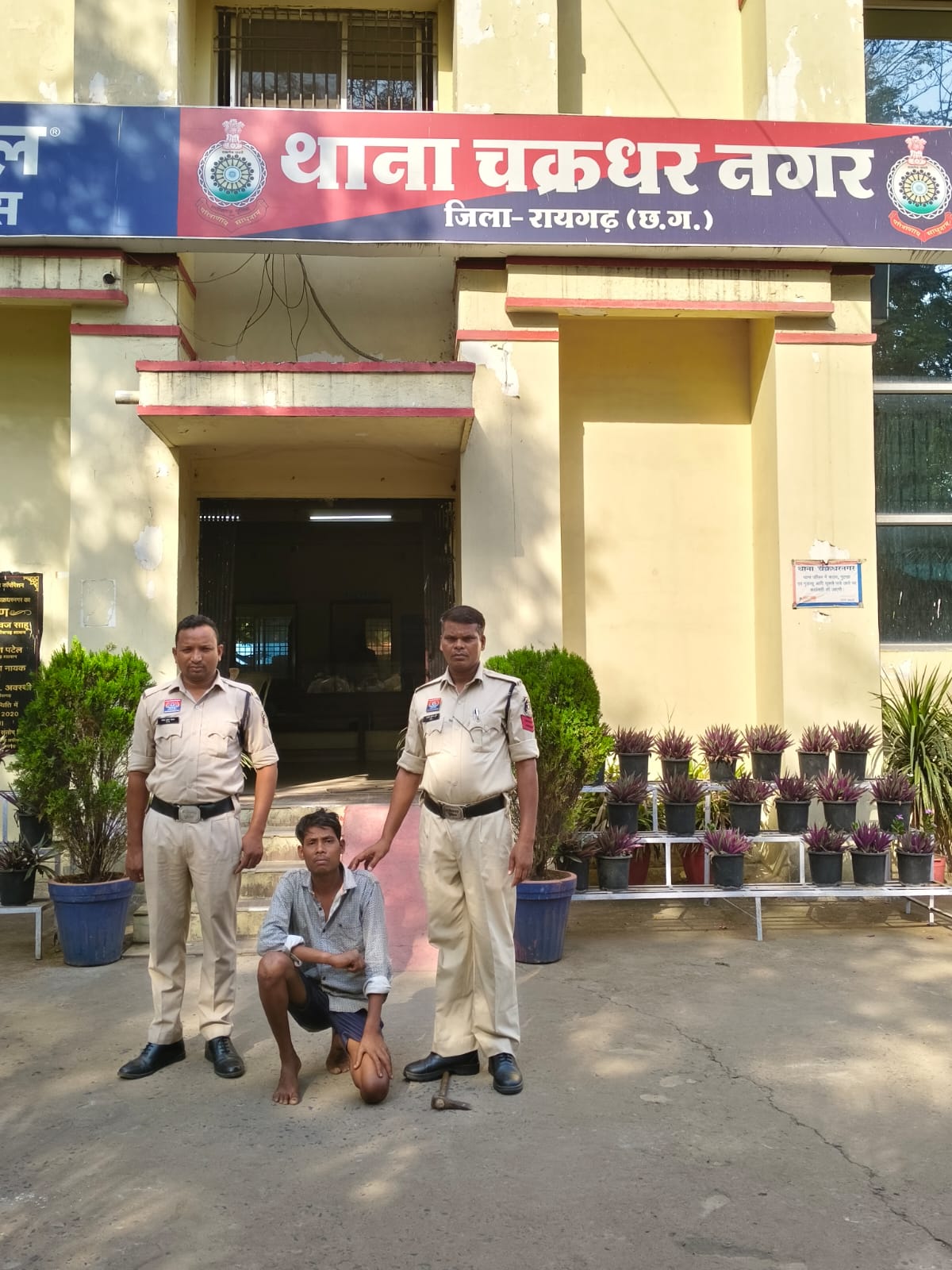 महिला पर कुल्हाड़ी से वार : चक्रधरनगर पुलिस ने तत्परता पूर्वक की  कार्रवाई, आरोपी को गिरफ्तार कर भेजा जेल